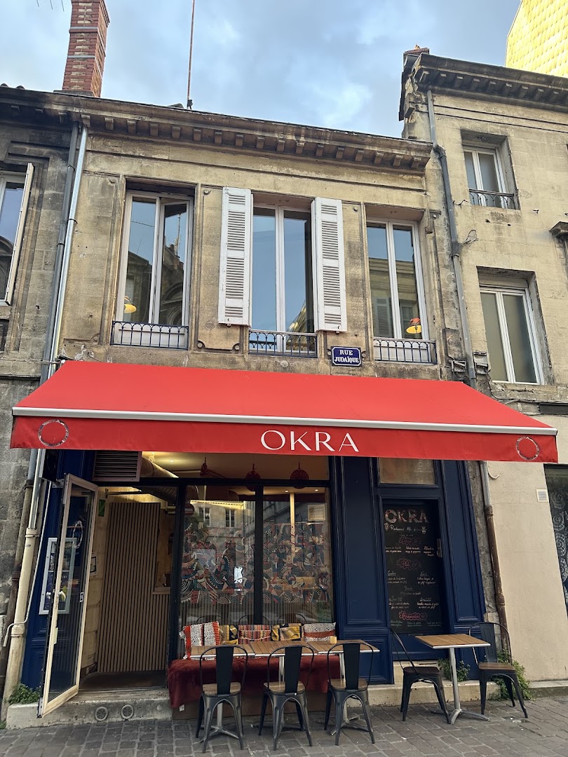 La façade d’OKRA sous son store rouge rue Judaïque