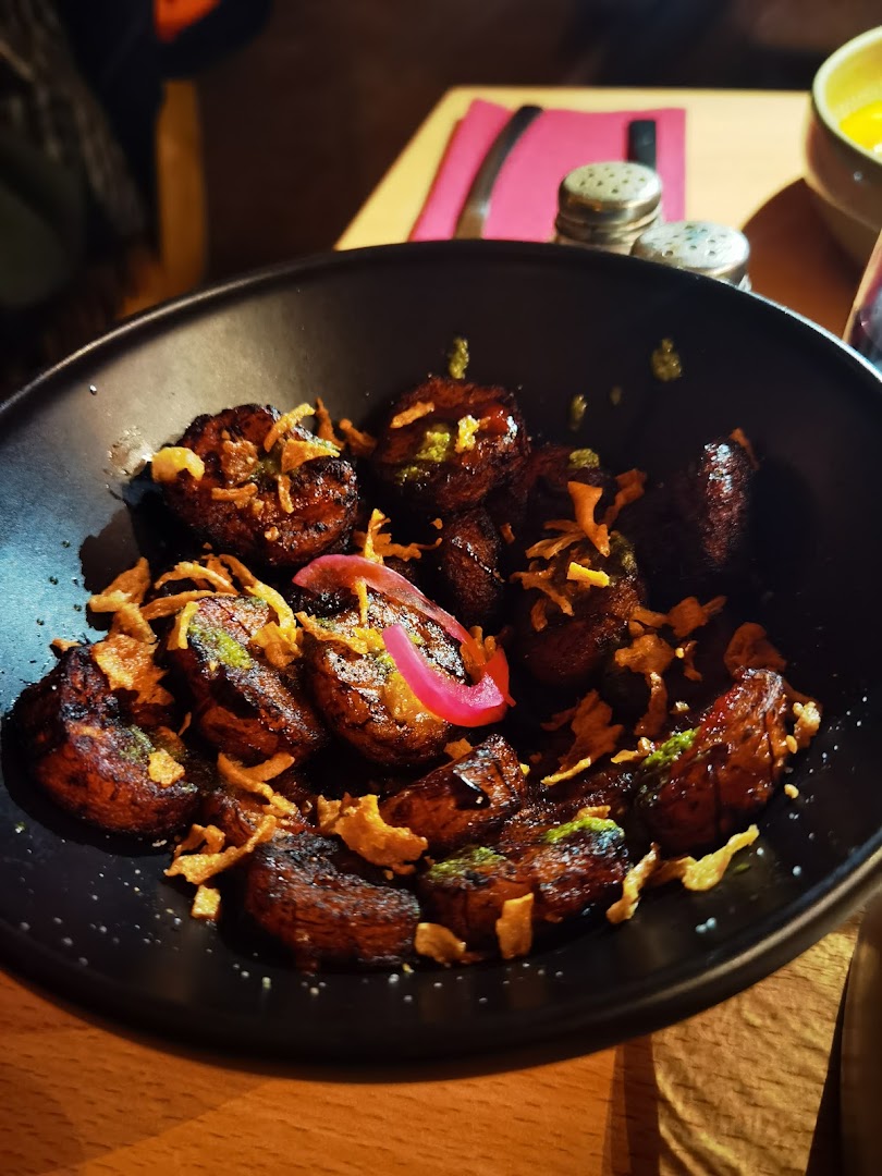 Des bouchées rôties avec condiments croquants et oignon rose
