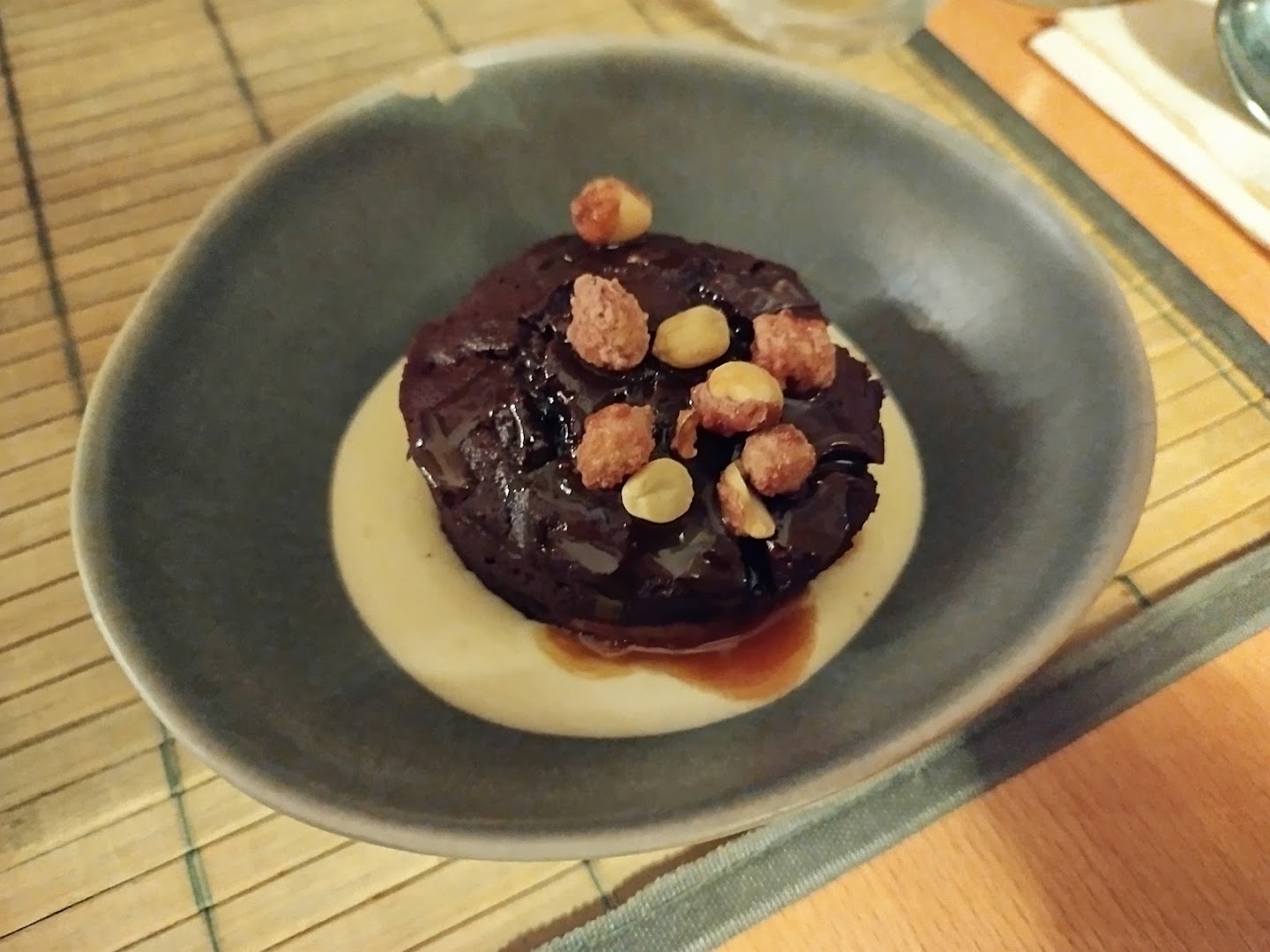 Un dessert rond au chocolat dans une crème claire